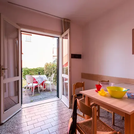 Charming With Swimming Pool Near The Apartment