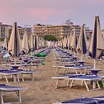 Apartment Charming With Swimming Pool Near The *