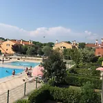 Charming With Swimming Pool Near The דירה