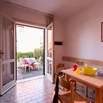 Charming With Swimming Pool Near The דירה